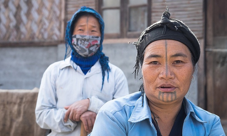 Bộ tộc bắt phụ nữ xăm mặt, bịt lỗ mũi để bớt đẹp - 2