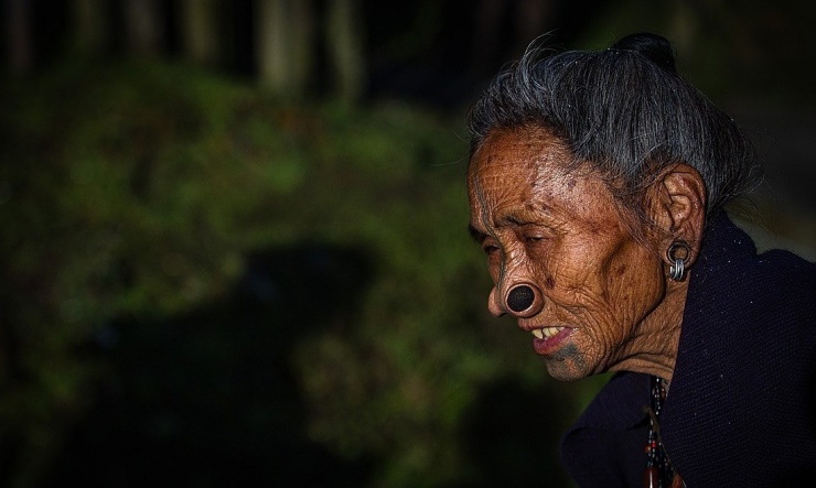 Bộ tộc bắt phụ nữ xăm mặt, bịt lỗ mũi để bớt đẹp - 6