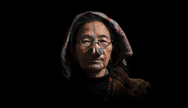 Bộ tộc bắt phụ nữ xăm mặt, bịt lỗ mũi để bớt đẹp - 4