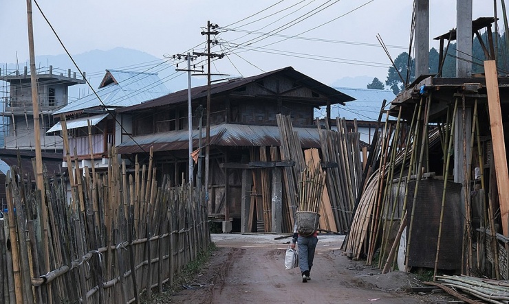 Bộ tộc bắt phụ nữ xăm mặt, bịt lỗ mũi để bớt đẹp - 5