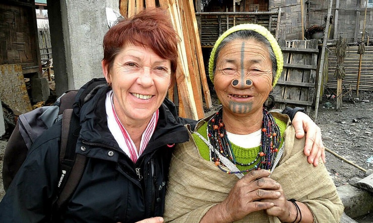 Bộ tộc bắt phụ nữ xăm mặt, bịt lỗ mũi để bớt đẹp - 9