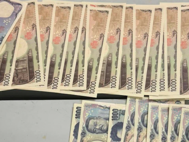 Tìm chủ nhân túi chứa hàng trăm ngàn ngoại tệ bỏ quên tại sân bay Nội Bài