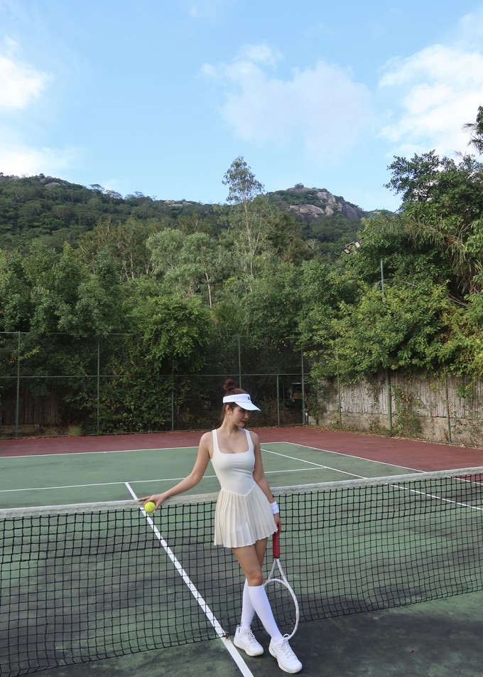 Trong chuyến du lịch đầu năm, Phan Minh Huyền cũng không quên mang theo đồ tập để chơi tennis hoặc tập cardio tại phòng. Theo nữ diễn viên, thể thao hiện là một phần không thể thiếu trong cuộc sống của cô.