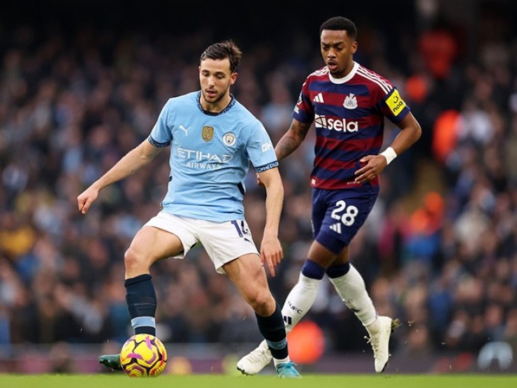 Tân binh Man City ra mắt Ngoại hạng Anh ấn tượng, Pep Guardiola như vớ được “vàng“