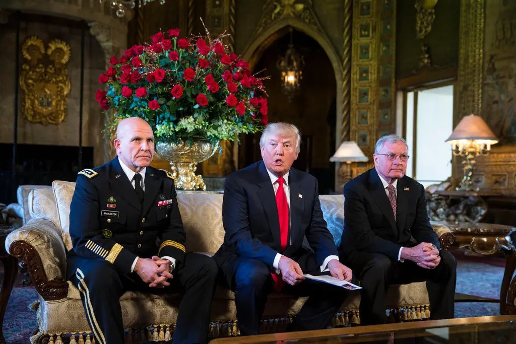 Keith Kellogg (bên phải ảnh), quan chức có mối quan hệ thân cận từ lâu với Tổng thống Mỹ Trump (ảnh: New York Times)