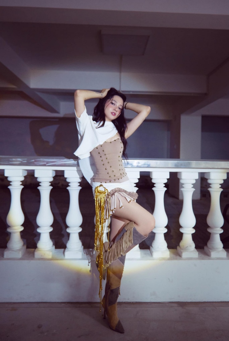 Trang phục trên sân khấu của cô cũng không còn quá ngắn như trước mà giữ độ dài vừa phải đủ để khoe chân thon dài mà không bị hớ hênh.