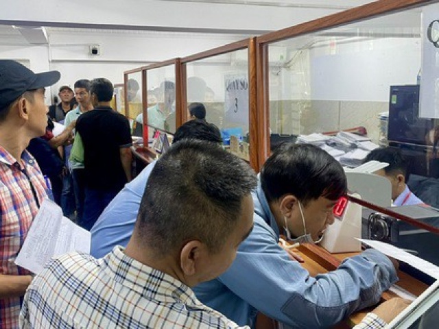 CLIP: Người dân TP HCM đổ xô đi đổi giấy phép lái xe