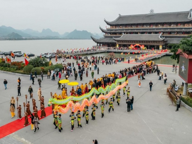 Hành hương đến ngôi chùa đẹp khó tin