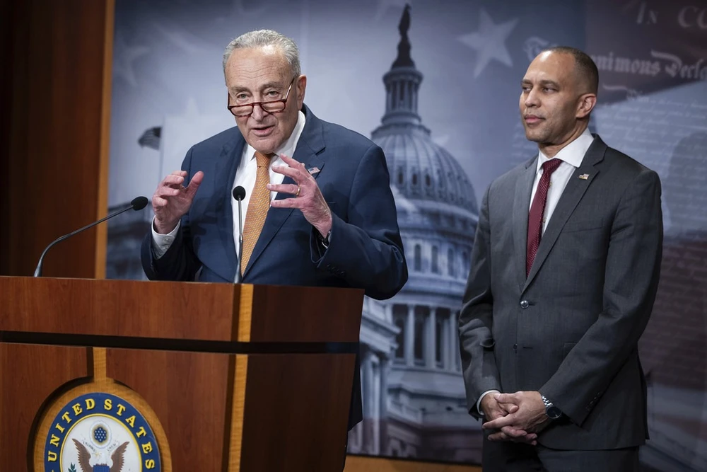 Lãnh đạo phe thiểu số Dân chủ tại Hạ viện Hakeem Jeffries (phía sau) và Lãnh đạo phe thiểu số Dân chủ tại Thượng viện Chuck Schumer. Ảnh: POLITICO