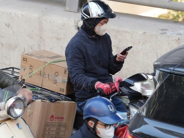 Dừng xe máy để nghe điện thoại có bị phạt tiền?