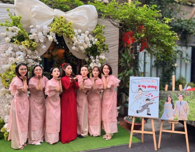 Tuyết Nhung cùng dàn bê tráp trong lễ gia tiên sáng 16/2.