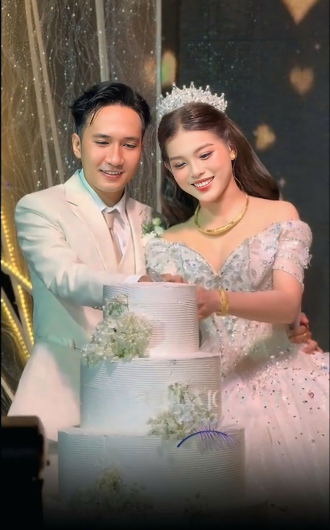 Tuyết Nhung và chồng cắt bánh cưới.