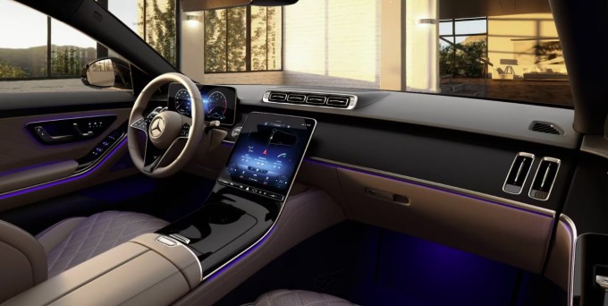 Chiếc xe gia đình Quyền Linh vừa tậu cho Lọ Lem được ví như một "dinh thự bay", có giá bán tại Việt Nam khoảng 8,199 tỷ đồng. Sau khi hoàn tất thủ tục, chi phí lăn bánh của mẫu xe hạng sang này vượt 9 tỷ đồng. Ảnh: Mercerdes-Benz