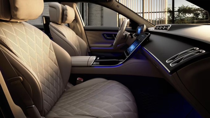 Là phiên bản cao cấp, Mercedes-Maybach S450 4Matic sở hữu toàn bộ tính năng đáng giá của dòng S-Class nhưng nội ngoại thất tinh xảo hơn, các công nghệ kết nối tinh vi và khả năng vận hành mạnh mẽ. Cửa sổ trời siêu rộng với kính đổi màu Magic Sky Control tương tự trên những phi cơ hiện đại. Khoang hành khách phía sau rộng rãi với 2 ghế thương gia có thể ngả tối đa về phía sau đến 43,5 độ, tích hợp đệm đỡ bắp chân, đỡ chân điều chỉnh điện cùng chức năng massage 6 chế độ, bao gồm 2 chế độ massage chườm đá nóng. Xe còn trang bị bộ bàn làm việc với cơ cấu gập thông minh. Ảnh: Mercerdes-Benz