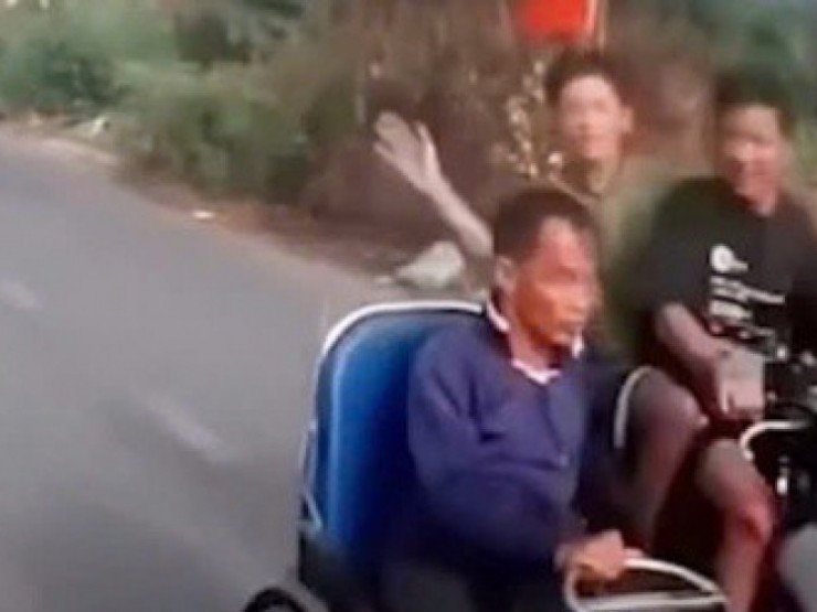 Công an xác minh clip người đàn ông khuyết tật bị hai thanh niên đi xe máy không mũ bảo hiểm tát vào đầu