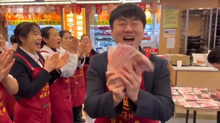 “Sếp nhà người ta”: Kiếm tiền tỉ trong chớp mắt, hào phóng chia hết cho nhân viên - 1