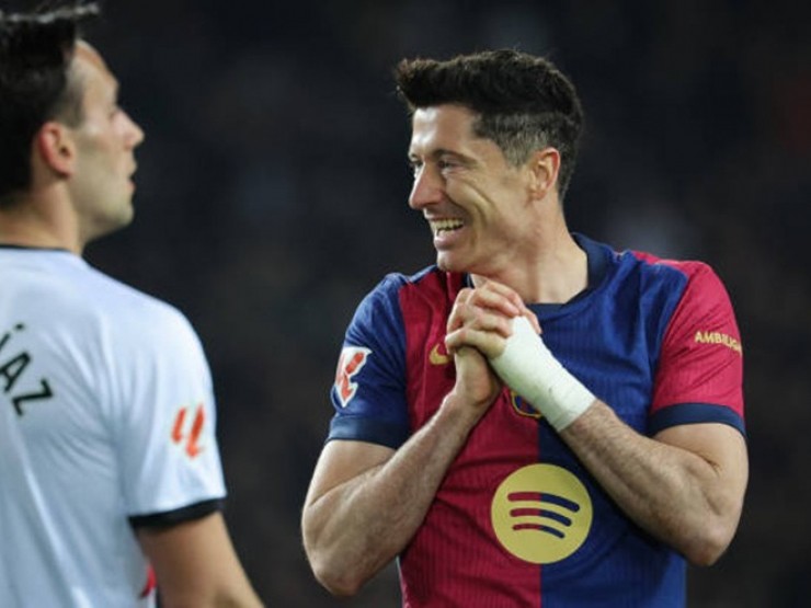 Barca lên ngôi đầu bảng nhờ quả penalty, fan Real nổi giận vì trọng tài