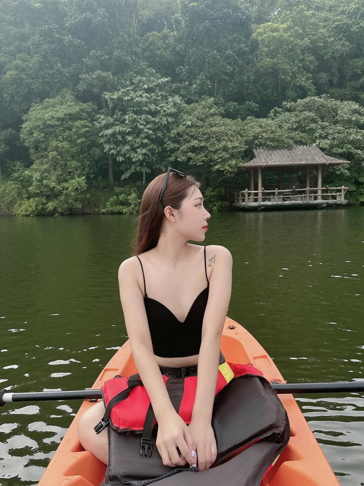 Khánh Linh: Nữ kiếm thủ 2K xinh như mộng, thích diện bikini - 4