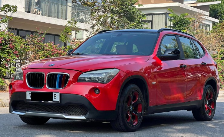 BMW X1 2011 2.0 AT giá gần 300 triệu đồng. 