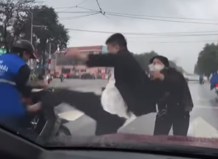 Người đàn ông hành hung nam thanh niên giữa đường. Ảnh chụp màn hình.
