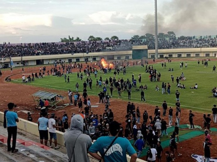 Bạo loạn bóng đá Indonesia: Khán giả tràn xuống sân đốt khung thành, đập vỡ kính
