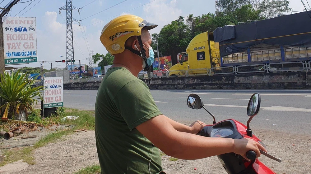 Người điều khiển xe máy vừa lái xe vừa đeo tai nghe sẽ bị phạt tiền và trừ điểm giấy phép lái xe. Ảnh: PLO