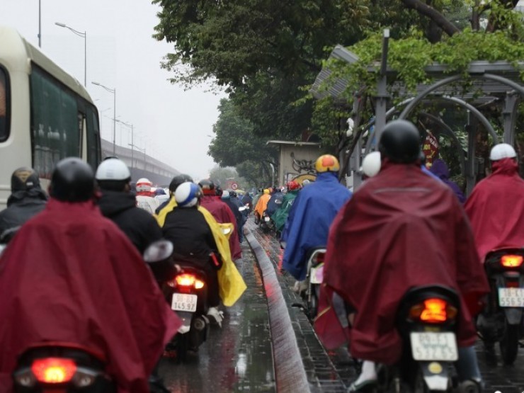 Hà Nội mưa mù giăng kín lối, xe máy tràn vỉa hè cố thoát ùn tắc