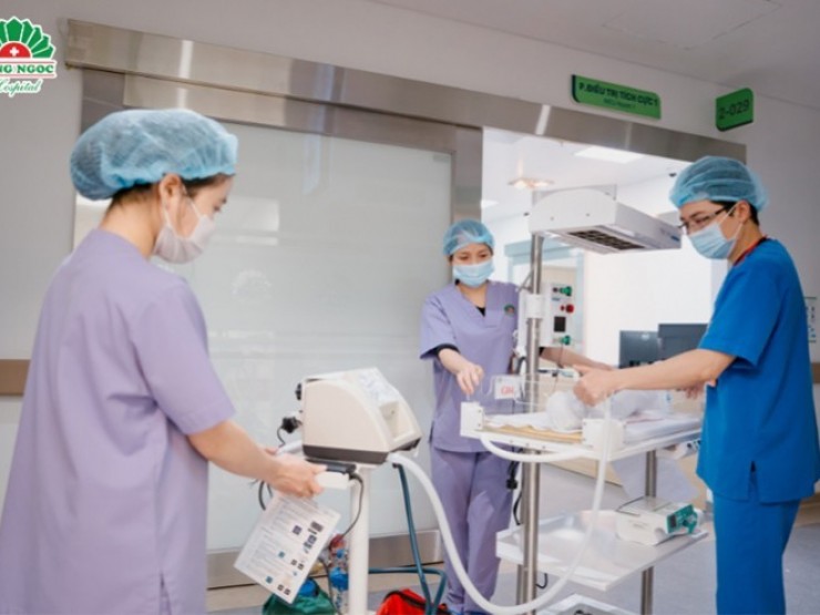 5 phút “nghẹt thở“ cứu sống cặp song sinh suy hô hấp ngừng thở ngay tại phòng sinh