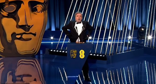 Mark Hamill nhanh chóng xách quần lên và tiếp tục bài phát biểu. Ảnh: BAFTA