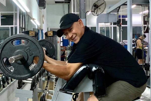 Ở tuổi ngoài 60, nam diễn viên vẫn tập gym để có được thân hình khỏe mạnh.