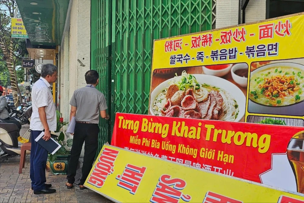 Cơ quan chức năng kiểm tra quán Aroma Beach. Ảnh: XH