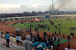 Bạo loạn bóng đá Indonesia: Khán giả tràn xuống sân đốt khung thành, đập vỡ kính