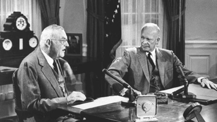 Ngoại trưởng Mỹ John Foster Dulles (trái) có những tác động để Tổng thốngDwight D. Eisenhower phê duyệt chiến dịch lật đổ chính phủ Guatemala.