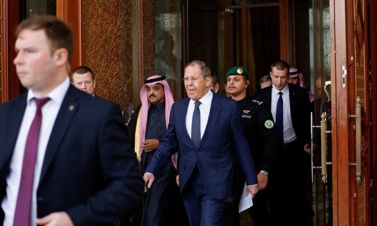 Ngoại trưởng Nga Sergey Lavrov rời khách sạn ở Ả Rập Saudi để tới địa diểm diễn ra cuộc họp với phái đoàn Mỹ. ẢNh: Reuters.