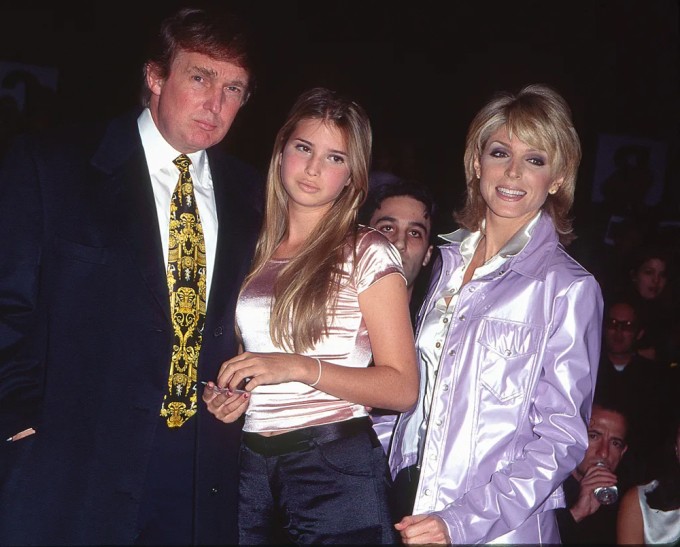 Ông Trump và vợ hai, Marla Trump, cùng Ivanka đi xem show của Versace ở phố 67 Armony, New York, năm 1995.