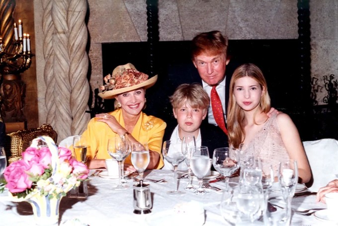 Ivana và em trai, Eric Trump, chụp ảnh cùng bố mẹ ở Mar-a-Lago năm 1998.