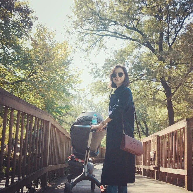 Park Soo Jin đưa con trai đi dạo công viên.