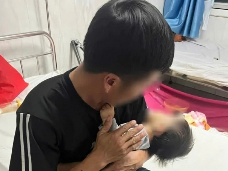 Vụ cha lên mạng cầu cứu: Số tiền gần 500 triệu được giúp đỡ thuộc về ai?