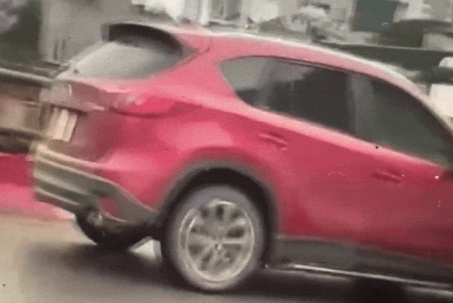 Video: Xe Mazda gây tai nạn bỏ chạy kéo lê xe máy trên cầu Vĩnh Tuy, Hà Nội