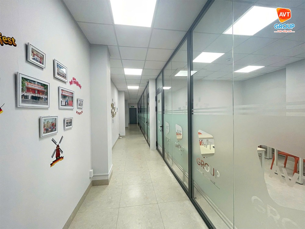 Không gian phòng học hoàn toàn mới, rộng rãi, đảm bảo đầy đủ trang thiết bị hiện đại phục vụ cho công tác giảng dạy (Ảnh: AVT Group).