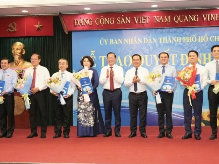 TP.HCM trao quyết định điều động, bổ nhiệm giám đốc 7 sở chuyên môn sau sắp xếp
