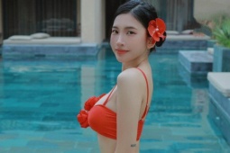 Nữ streamer diện bikini khoe dáng không tì vết bên hồ bơi