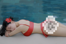 Nữ streamer diện bikini khoe dáng không tì vết bên hồ bơi