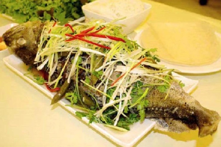 Những người từng được thưởng thức cá anh vũ cho biết loài cá này rất ít xương dăm, thịt thơm và ngọt khó tả.
