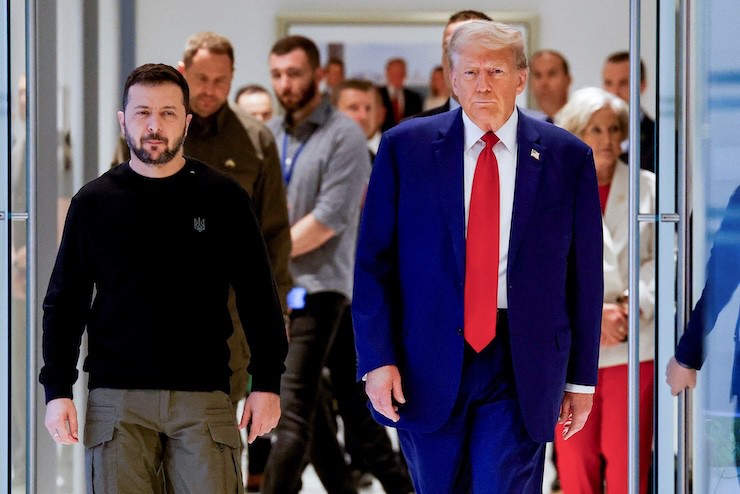 Tổng thống Mỹ Donald Trump (phải) và người đồng cấp Ukraine Volodymyr Zelensky. Ảnh: Reuters.