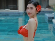 Bạn trẻ - Cuộc sống - Nữ streamer diện bikini khoe dáng không tì vết bên hồ bơi