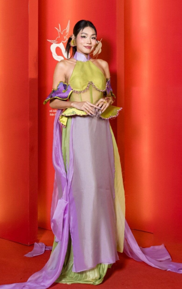 Áo dài được nhiều nghệ sĩ chọn diện trên thảm đỏ, song đây là trang phục để gây tranh cãi, cần hết sức cẩn thận. 