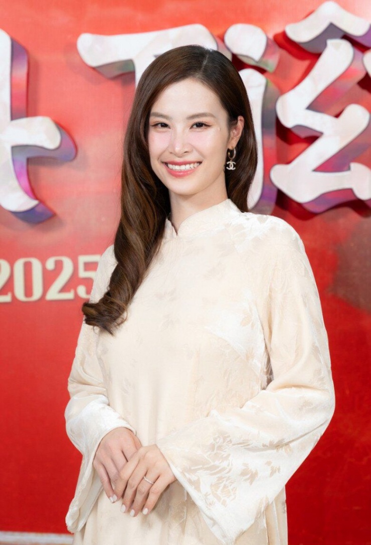 Áo dài về phom dáng đã rất đẹp nên chỉ cần phối nhẹ nhàng là đã đủ. 