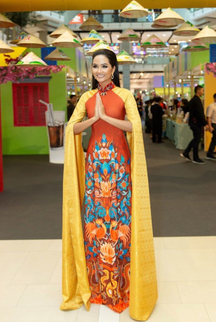 Công tác tại Thái Lan, H'Hen Niê chọn áo dài khi ra mắt bạn bè truyền thông. 