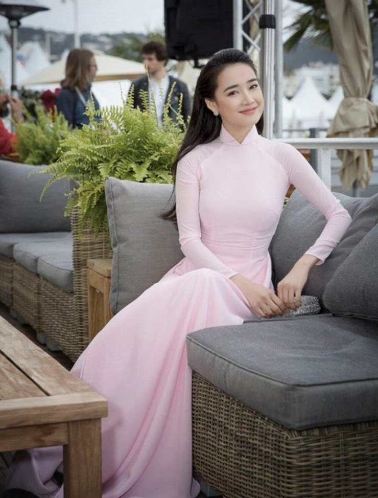 Với bộ áo dài trắng thanh nhã khi xuất hiện tại Cannes, truyền thông quốc tế dành không ít mỹ từ cho bà xã Trường Giang. 